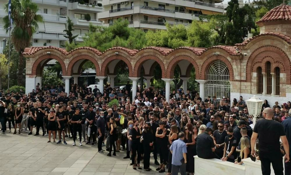 Mad Clip: Το τελευταίο αντίο στον ράπερ που χάθηκε στην άσφαλτο- Δάκρυα και θλίψη υπό τον ήχο γνωστών κομματιών του
